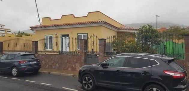 Foto 1 de Casa en venta en calle Juan Fernández de 3 habitaciones con piscina y jardín