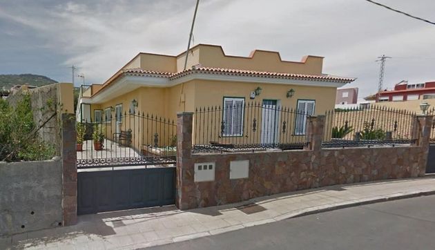 Foto 2 de Casa en venta en calle Juan Fernández de 3 habitaciones con piscina y jardín