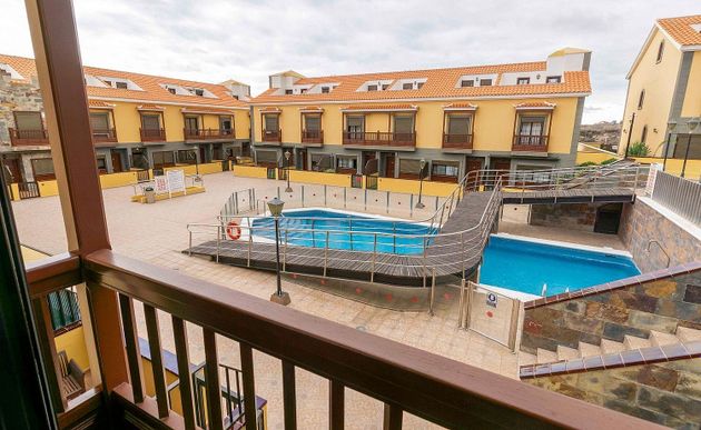 Foto 2 de Casa en venda a avenida Juan Carlos I de 4 habitacions amb terrassa i piscina