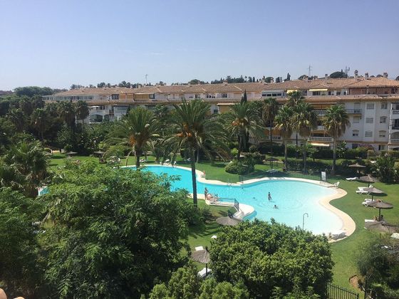 Foto 1 de Àtic en venda a Nueva Andalucía centro de 2 habitacions amb terrassa i piscina