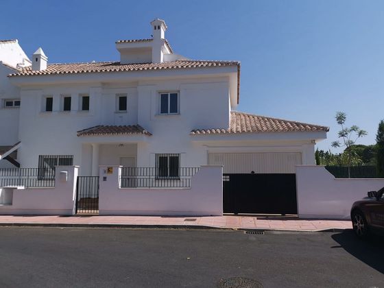 Foto 1 de Casa adossada en venda a Los Naranjos - Las Brisas de 4 habitacions amb terrassa i piscina