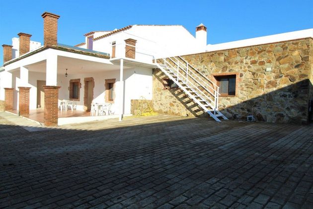 Foto 2 de Casa rural en venta en Táliga de 4 habitaciones con terraza y piscina