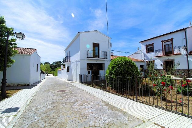 Foto 1 de Chalet en venta en Olivenza de 5 habitaciones con terraza y piscina