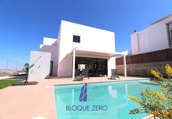 Foto 1 de Casa en venda a Las Vaguadas - Urb. del Sur de 5 habitacions amb terrassa i piscina