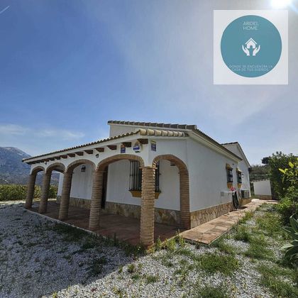 Foto 1 de Casa en venda a calle Cerro de la Encina de 3 habitacions amb piscina i garatge