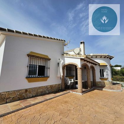 Foto 2 de Casa en venta en calle Cerro de la Encina de 3 habitaciones con piscina y garaje
