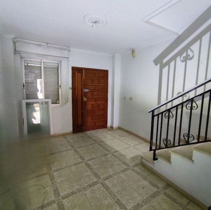 Foto 2 de Casa adossada en venda a Ènova (l´) de 6 habitacions amb terrassa i garatge