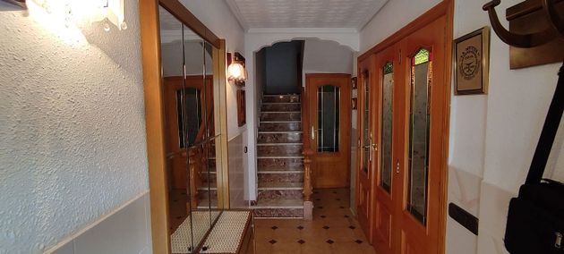 Foto 2 de Casa adossada en venda a Centro - Chiva de 3 habitacions amb terrassa i aire acondicionat