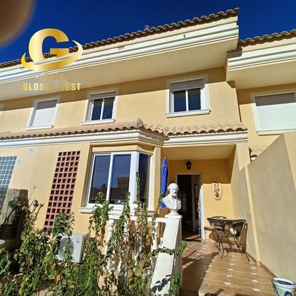 Foto 2 de Casa adosada en venta en Colonia Escandinavia-Cautivador de 4 habitaciones con terraza y piscina
