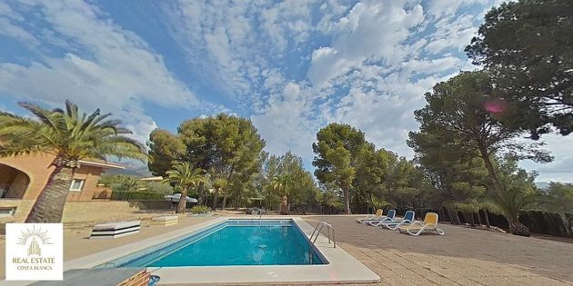 Foto 1 de Chalet en venta en Nucia (la) de 9 habitaciones con terraza y piscina