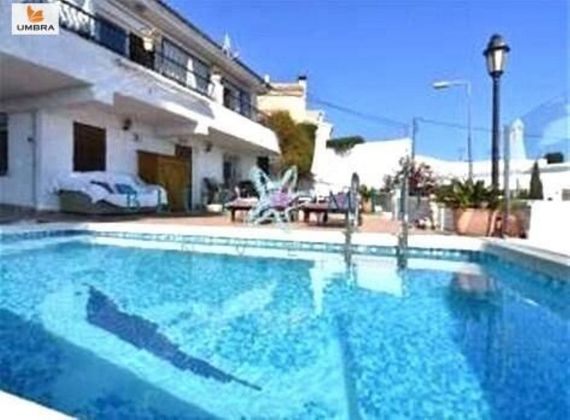 Foto 1 de Xalet en venda a Los Puertos de 3 habitacions amb terrassa i piscina