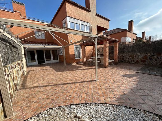 Foto 2 de Casa en venta en Daganzo de Arriba de 5 habitaciones con terraza y piscina