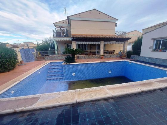 Foto 2 de Venta de casa en Urbanizaciones de 4 habitaciones con terraza y piscina