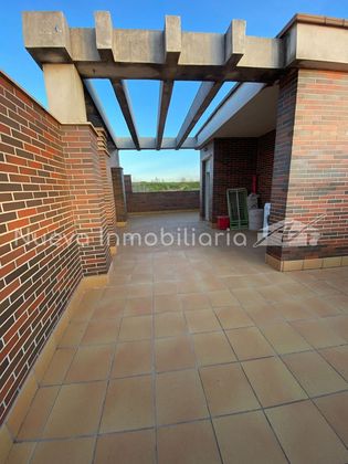 Foto 2 de Casa adossada en venda a calle Martín de Ávalos de 3 habitacions amb terrassa i piscina