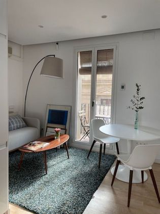 Foto 1 de Estudio en alquiler en calle Nou de la Rambla con muebles y balcón