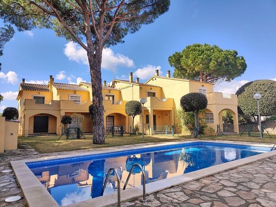 Foto 1 de Casa adossada en venda a calle De Ventalló de 3 habitacions amb terrassa i piscina