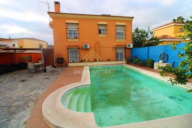 Foto 1 de Casa en venda a El Rinconcillo de 4 habitacions amb terrassa i piscina