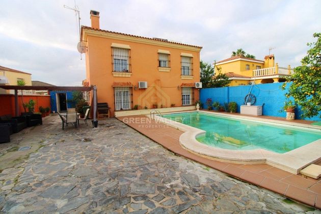 Foto 2 de Casa en venda a El Rinconcillo de 4 habitacions amb terrassa i piscina