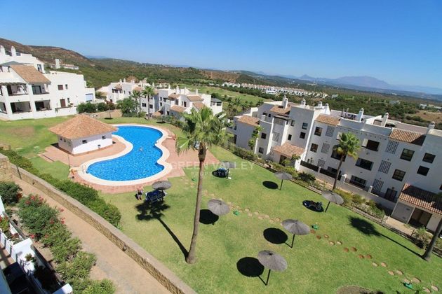 Foto 2 de Àtic en venda a La Alcaidesa de 3 habitacions amb terrassa i piscina