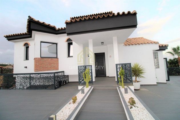 Foto 2 de Casa en venta en La Alcaidesa de 5 habitaciones con piscina y jardín