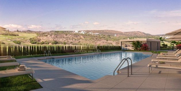 Foto 1 de Piso en venta en La Alcaidesa de 2 habitaciones con piscina y jardín