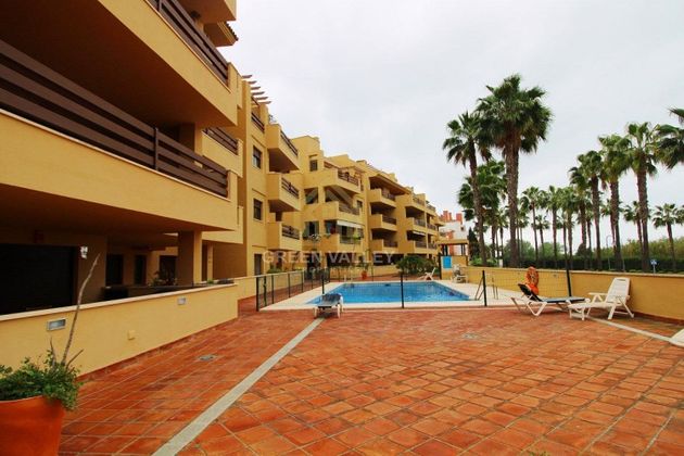 Foto 2 de Pis en venda a Puerto de Sotogrande-La Marina de 2 habitacions amb terrassa i piscina