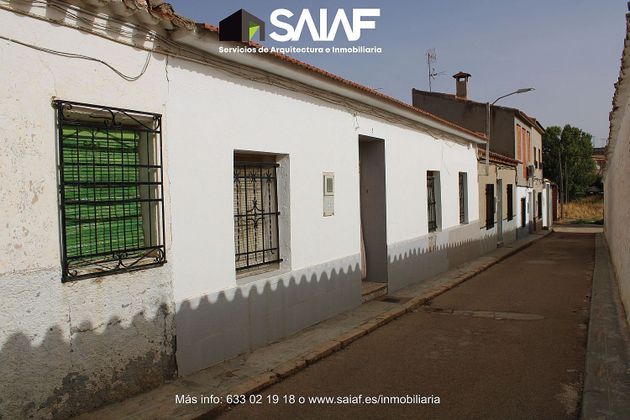 Foto 2 de Casa adosada en venta en calle Magallanes de 4 habitaciones con terraza