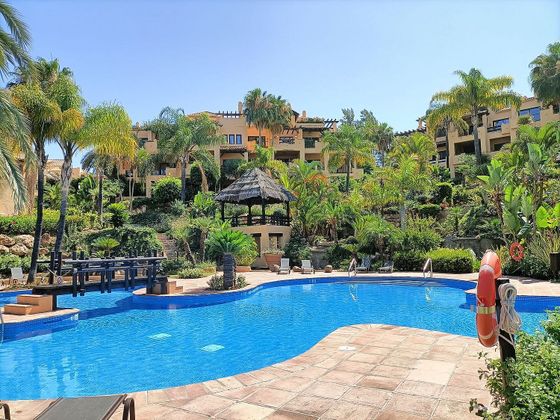 Foto 1 de Piso en alquiler en calle De Cortes de 2 habitaciones con terraza y piscina