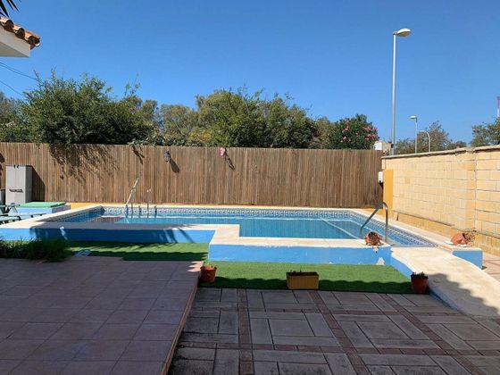 Foto 1 de Chalet en venta en Valdelagrana de 6 habitaciones con terraza y piscina
