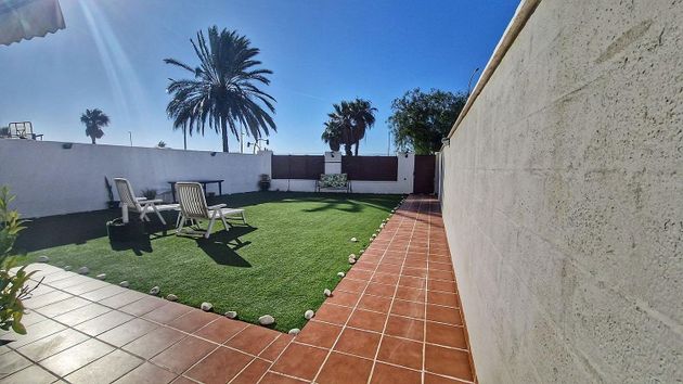 Foto 1 de Casa adossada en venda a Puerto Real de 3 habitacions amb terrassa i jardí