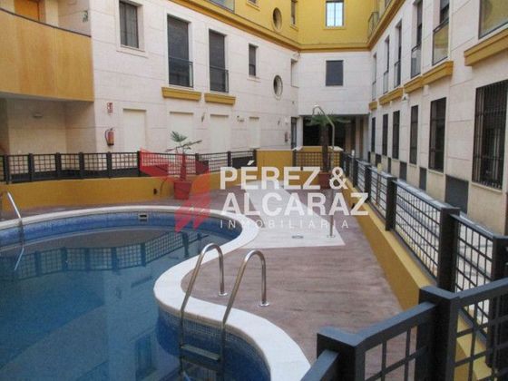 Foto 1 de Casa adosada en venta en calle Feria de 2 habitaciones con piscina y garaje