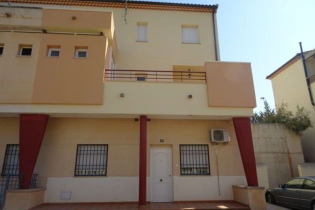 Foto 2 de Casa adossada en venda a Puerta de Segura (La) de 4 habitacions amb terrassa i balcó
