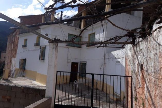 Foto 1 de Venta de casa adosada en Puerta de Segura (La) de 4 habitaciones con terraza y piscina