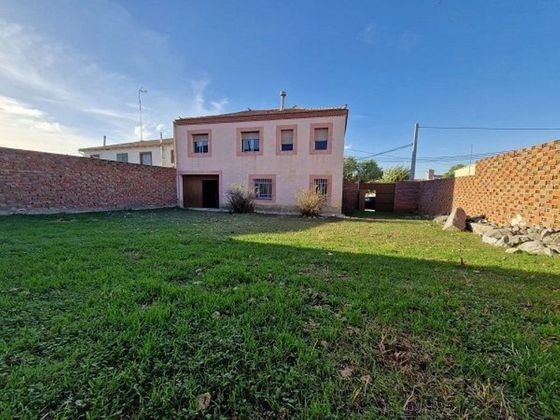 Foto 1 de Xalet en venda a Cabezas del Villar de 3 habitacions amb garatge i jardí