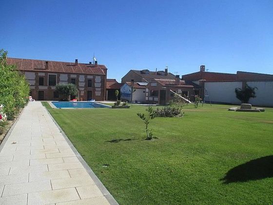 Foto 1 de Venta de chalet en Flores de Ávila de 10 habitaciones con piscina y jardín