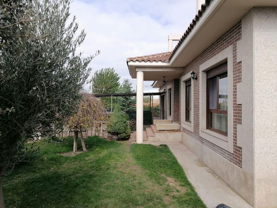 Foto 2 de Xalet en venda a Cantalapiedra de 4 habitacions amb terrassa i garatge