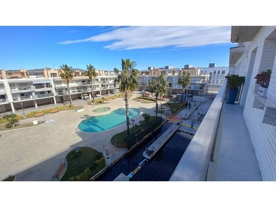 Foto 2 de Piso en alquiler en calle Josep Irla de 3 habitaciones con terraza y piscina