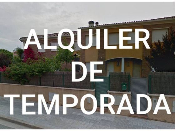 Foto 1 de Casa en lloguer a calle Josep Irla de 3 habitacions amb terrassa i piscina