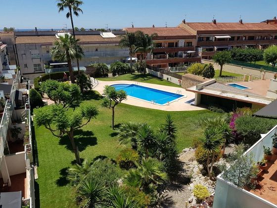 Foto 2 de Pis en venda a El Castell de Cubelles de 3 habitacions amb terrassa i piscina