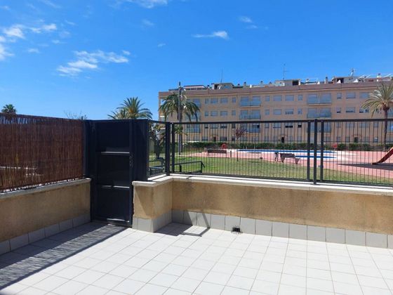 Foto 2 de Piso en alquiler en pasaje Riu Fluvià de 3 habitaciones con terraza y piscina