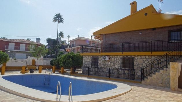 Foto 2 de Venta de chalet en Pueblo Poniente de 5 habitaciones con terraza y piscina