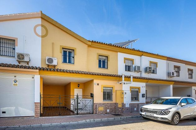 Foto 2 de Casa adosada en venta en Gelves de 4 habitaciones con terraza y piscina