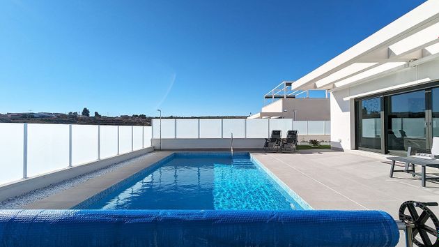 Foto 2 de Venta de chalet en Orihuela ciudad de 3 habitaciones con terraza y piscina