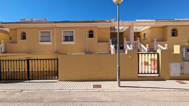 Foto 1 de Casa adossada en venda a calle Bulgaria de 5 habitacions amb terrassa i piscina