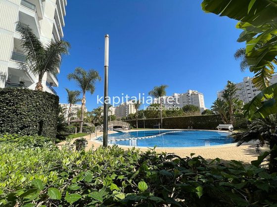 Foto 2 de Piso en venta en Playa de Gandia de 3 habitaciones con piscina y balcón