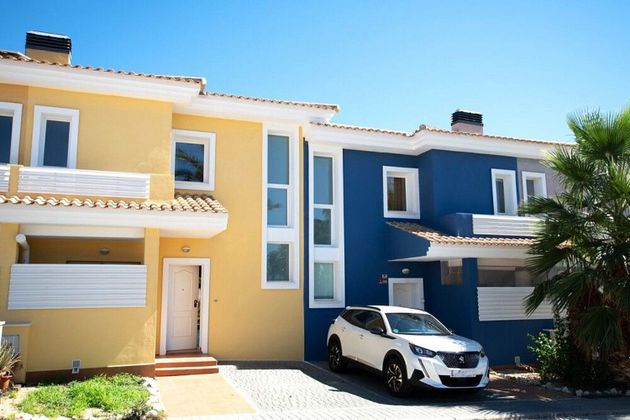 Foto 1 de Casa adossada en venda a calle Del Marge de 3 habitacions amb terrassa i piscina