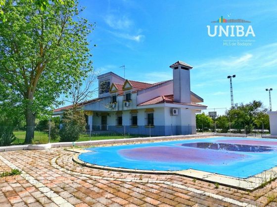 Foto 1 de Xalet en venda a Huerta Rosales - Valdepasillas de 6 habitacions amb piscina i jardí