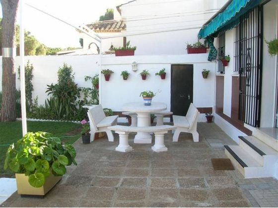 Foto 2 de Chalet en alquiler en Valdelagrana de 4 habitaciones con terraza y piscina