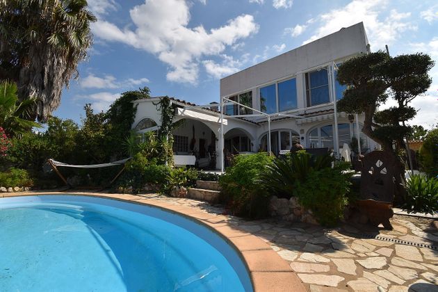 Foto 1 de Casa adossada en venda a Empuriabrava de 6 habitacions amb terrassa i piscina