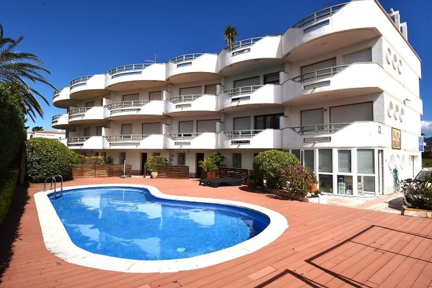 Foto 1 de Casa adossada en venda a calle Salins Línea de 19 habitacions amb terrassa i piscina
